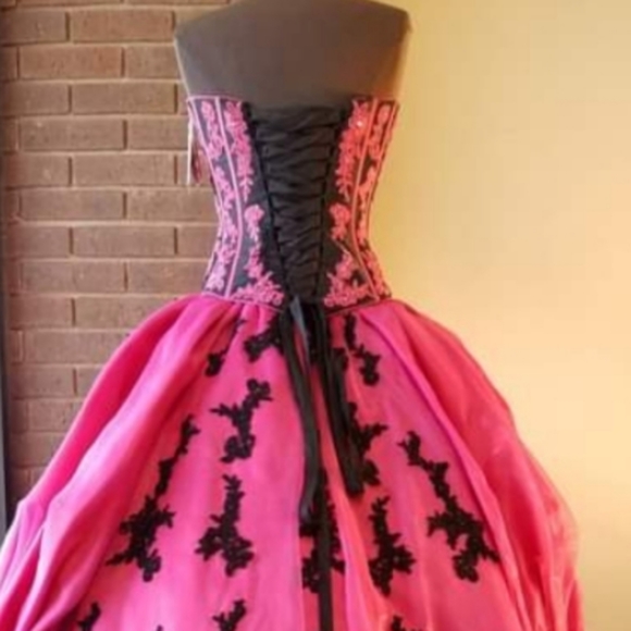 SIZE 6 FORMAL DRESS - Picture 2 of 3